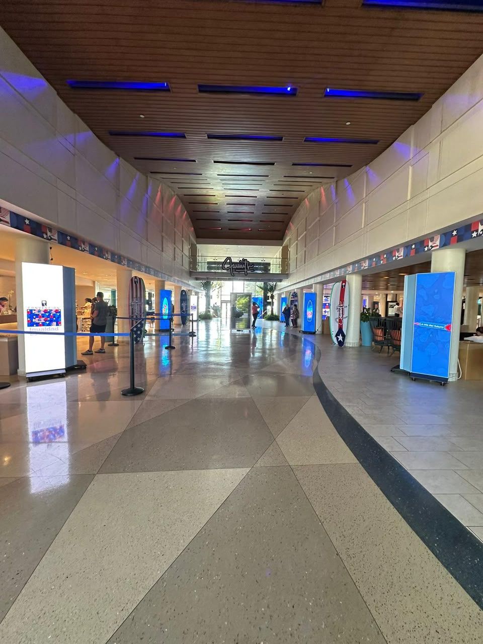 Lobby con tótems LED verticales instalados por GDLED